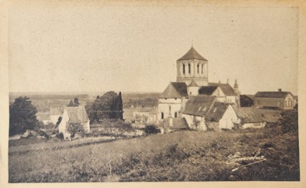 Carte postale ancienne de l’église de Brion et des maisons du village