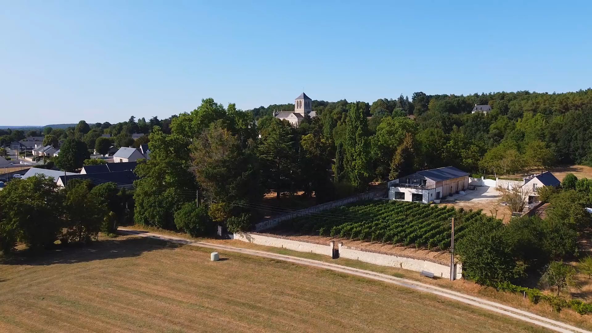 Le domaine et le village de Brion vus du ciel