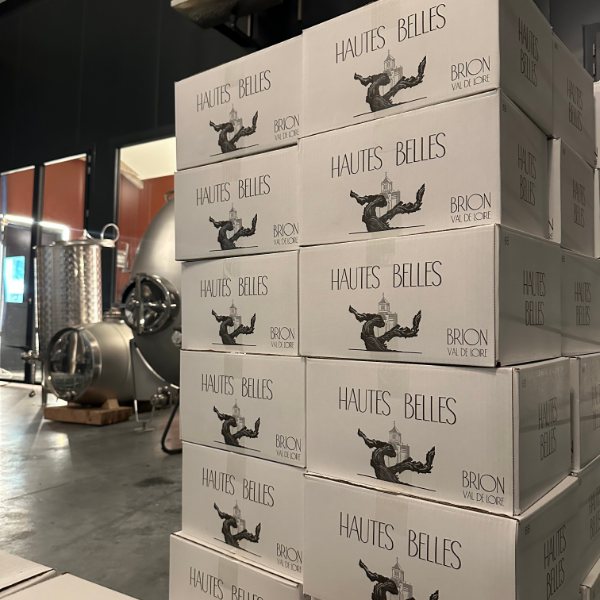 Cartons Hautes Belles empilés dans le chai
