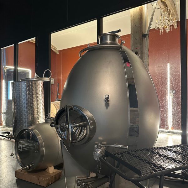 Cuve ovoïde en inox dans le chai