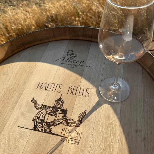 Fût marqué Hautes Belles et verre de rosé