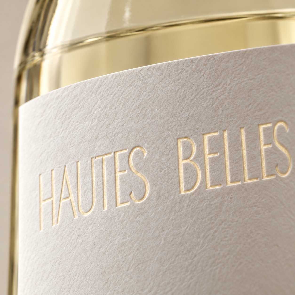Lumière pâle filtrant à travers les lettres Hautes Belles sur l’étiquette du blanc