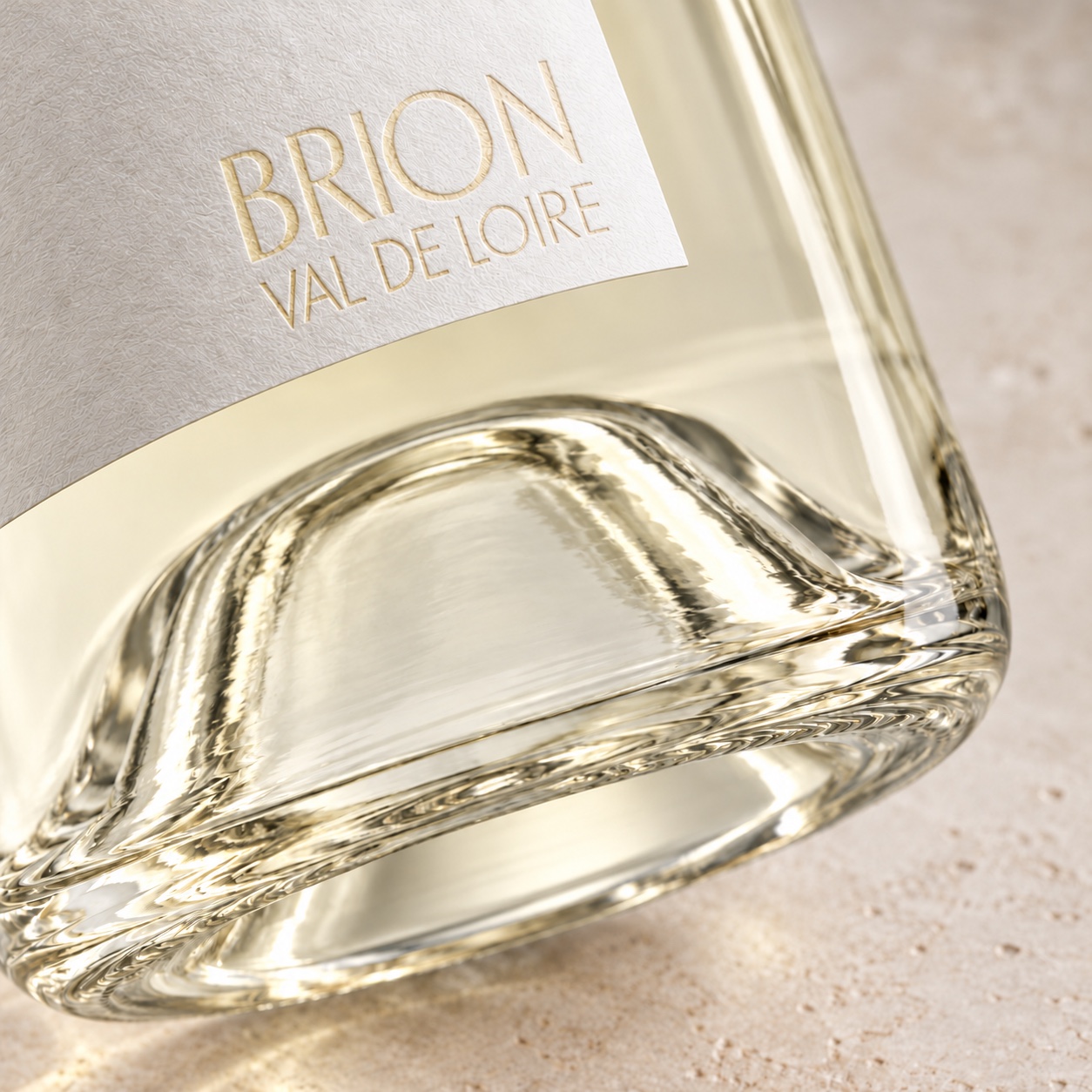 Gravure Brion, Val de Loire et reflets paille dans le fond en verre de la bouteille de blanc