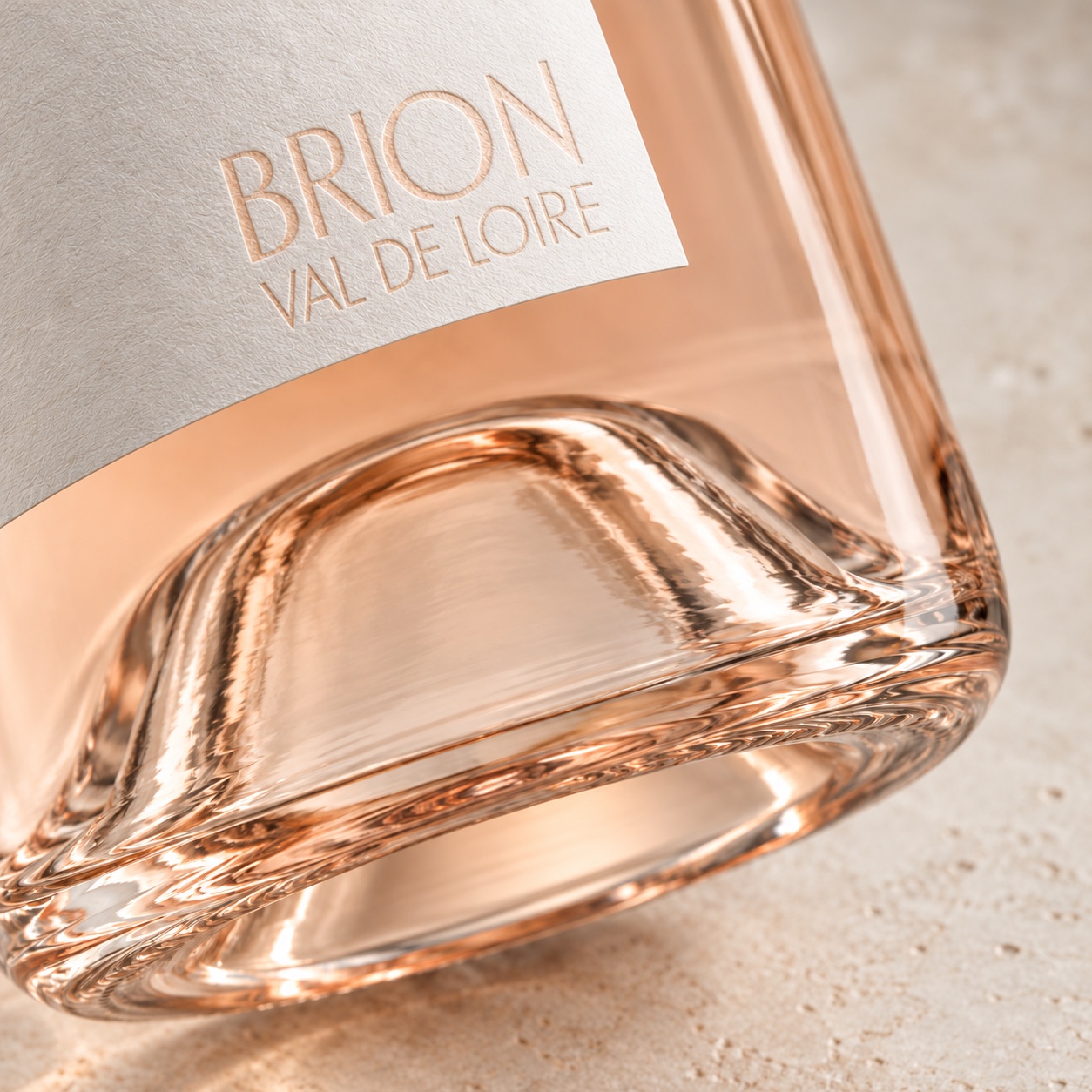 Gravure Brion, Val de Loire et détail du fond en verre de la bouteille de rosé