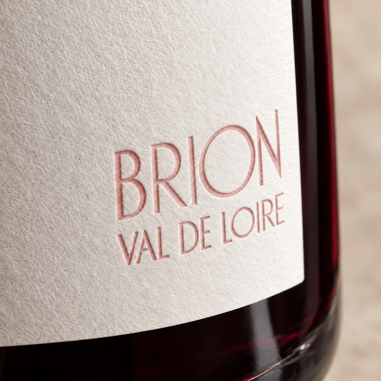 Gravure Brion, Val de Loire dans le papier fin de l’étiquette, sur le vin rouge profond