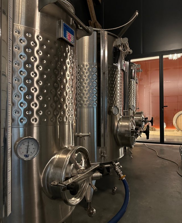 Cuves en inox dans le chai